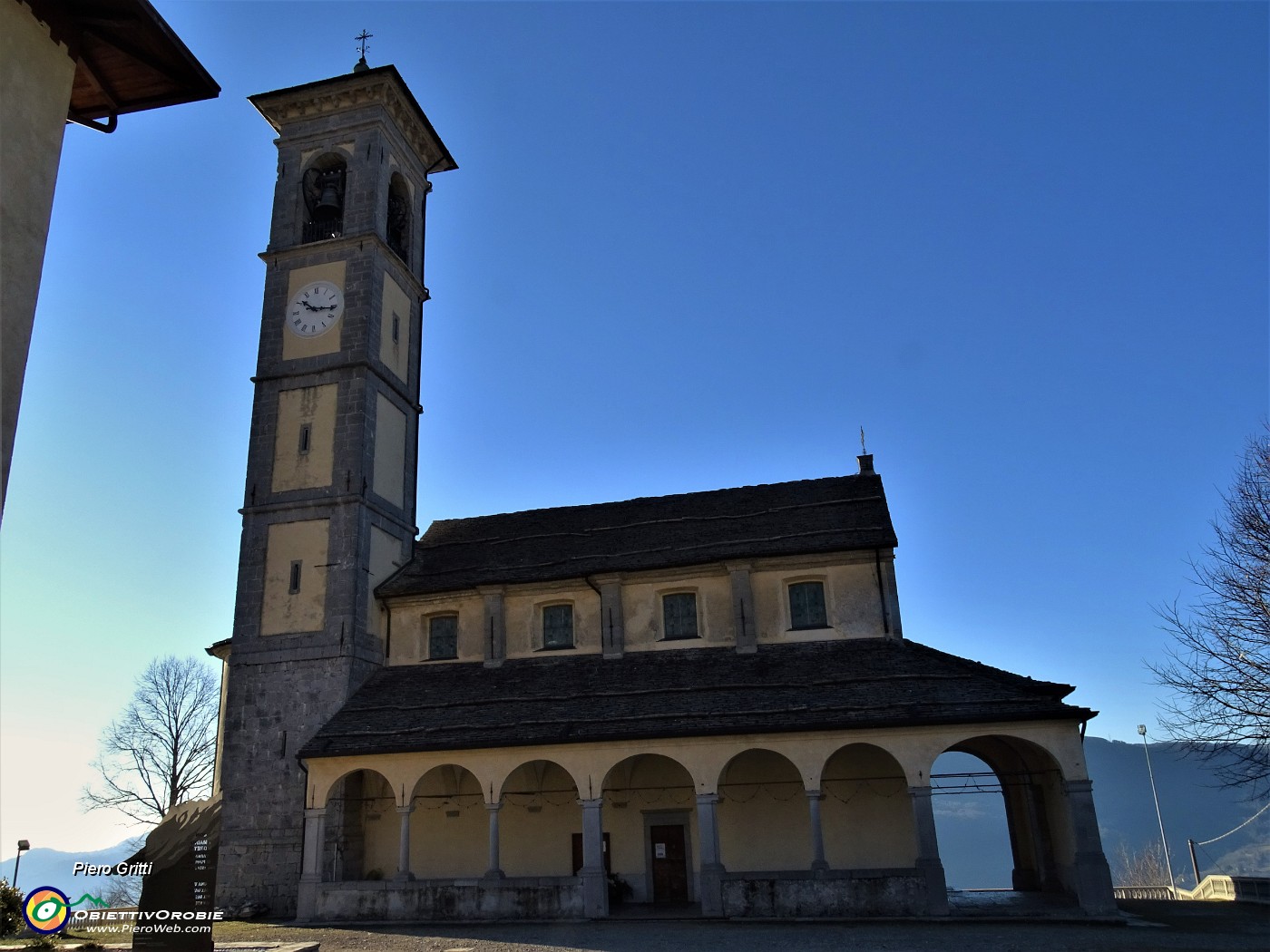 07 Sguardo preliminare alla bella chiesa di Fuipiano, panoramica sulla Valle Imagna.JPG